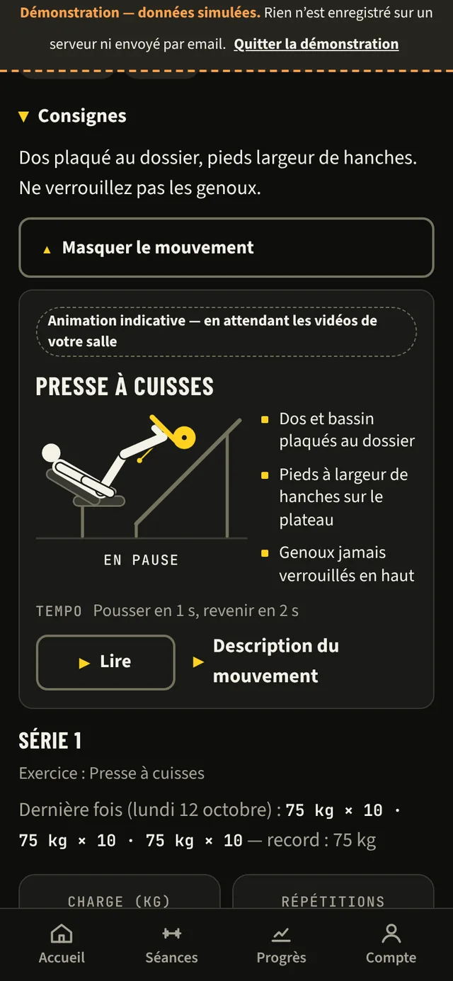 Fiche machine « Presse à cuisses » avec la démonstration ouverte : bandeau « Animation indicative », silhouette dessinée sur la presse, trois repères (dos et bassin plaqués au dossier, pieds à largeur de hanches, genoux jamais verrouillés en haut), tempo « Pousser en 1 s, revenir en 2 s » et bouton « Lire ».
